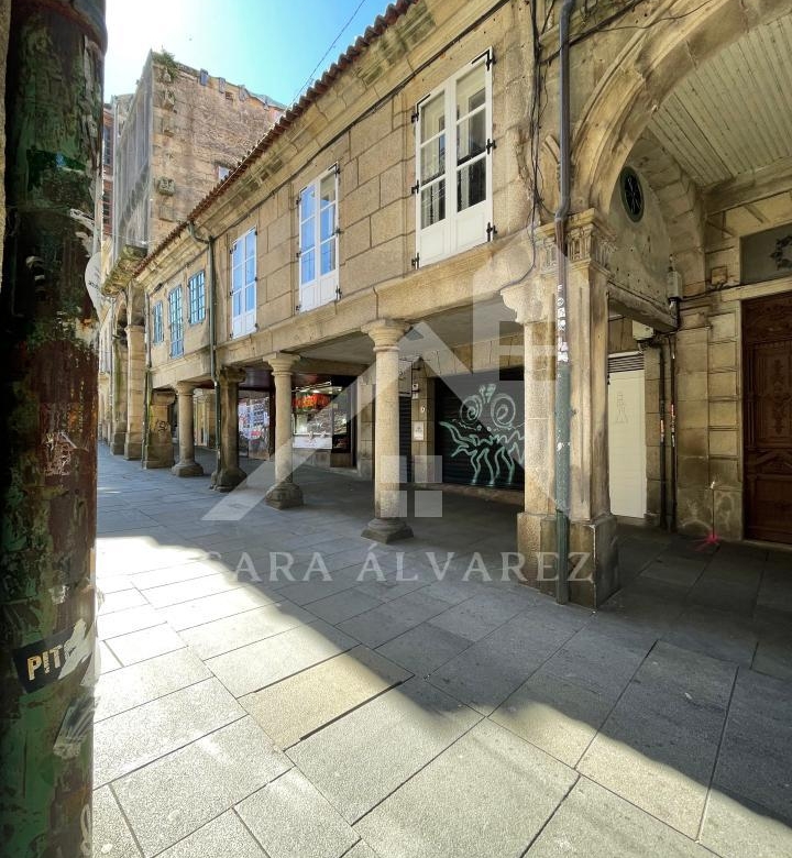SE VENDE DUPLEX REFORMADO CON 4 HABITACIONES EN LA PLAZA DE LA HERRERIA EN PLENO CENTRO DE PONTEVEDRA.