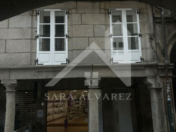SE VENDE DUPLEX REFORMADO CON 4 HABITACIONES EN LA PLAZA DE LA HERRERIA EN PLENO CENTRO DE PONTEVEDRA.