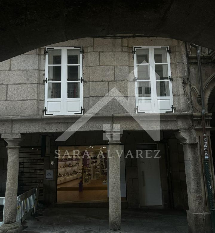 SE VENDE DUPLEX REFORMADO CON 4 HABITACIONES EN LA PLAZA DE LA HERRERIA EN PLENO CENTRO DE PONTEVEDRA.