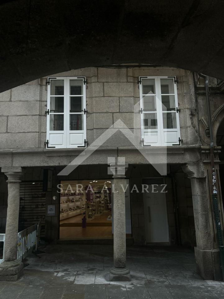 174505774451500162400_174505602588 SE VENDE DUPLEX REFORMADO CON 4 HABITACIONES EN LA PLAZA DE LA HERRERIA EN PLENO CENTRO DE PONTEVEDRA.