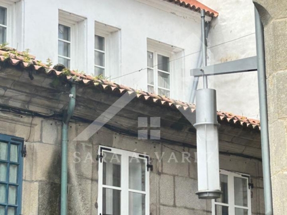 SE VENDE DUPLEX REFORMADO CON 4 HABITACIONES EN LA PLAZA DE LA HERRERIA EN PLENO CENTRO DE PONTEVEDRA.