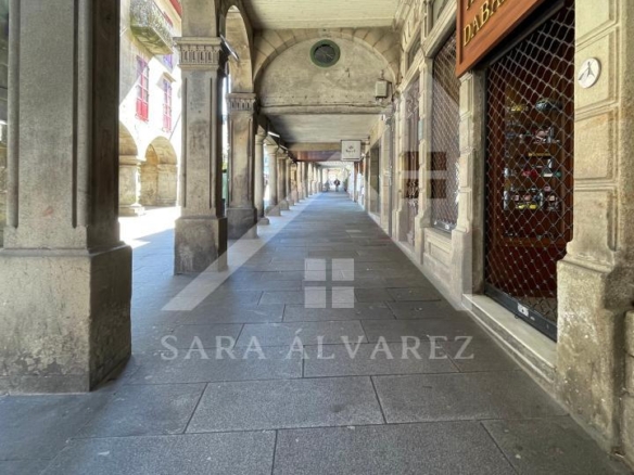 SE VENDE DUPLEX REFORMADO CON 4 HABITACIONES EN LA PLAZA DE LA HERRERIA EN PLENO CENTRO DE PONTEVEDRA.