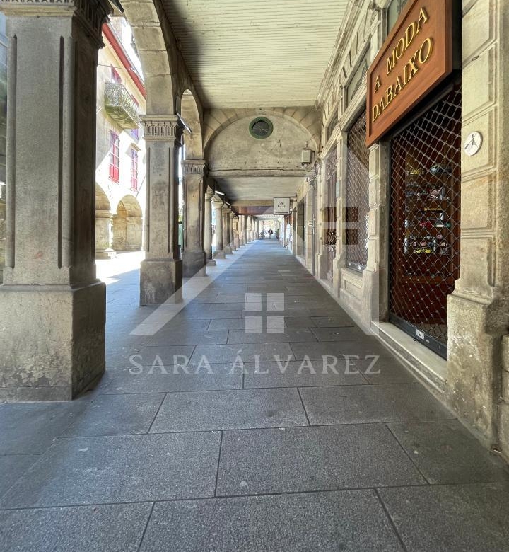 SE VENDE DUPLEX REFORMADO CON 4 HABITACIONES EN LA PLAZA DE LA HERRERIA EN PLENO CENTRO DE PONTEVEDRA.