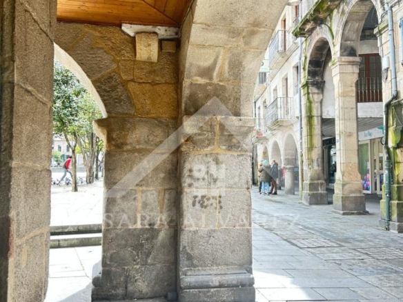 SE VENDE DUPLEX REFORMADO CON 4 HABITACIONES EN LA PLAZA DE LA HERRERIA EN PLENO CENTRO DE PONTEVEDRA.