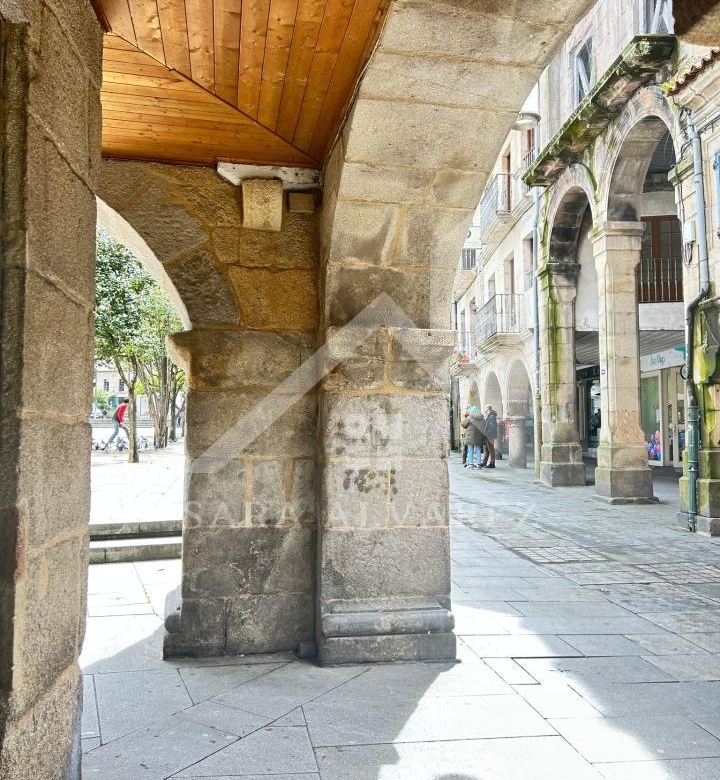 SE VENDE DUPLEX REFORMADO CON 4 HABITACIONES EN LA PLAZA DE LA HERRERIA EN PLENO CENTRO DE PONTEVEDRA.
