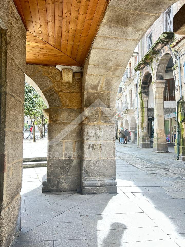 174505774665300162400_174505602470 SE VENDE DUPLEX REFORMADO CON 4 HABITACIONES EN LA PLAZA DE LA HERRERIA EN PLENO CENTRO DE PONTEVEDRA.