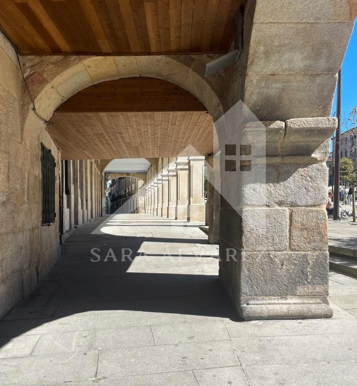 SE VENDE DUPLEX REFORMADO CON 4 HABITACIONES EN LA PLAZA DE LA HERRERIA EN PLENO CENTRO DE PONTEVEDRA.