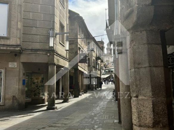 SE VENDE DUPLEX REFORMADO CON 4 HABITACIONES EN LA PLAZA DE LA HERRERIA EN PLENO CENTRO DE PONTEVEDRA.