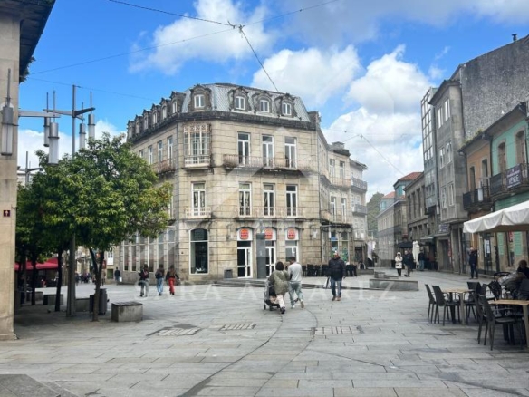 SE VENDE DUPLEX REFORMADO CON 4 HABITACIONES EN LA PLAZA DE LA HERRERIA EN PLENO CENTRO DE PONTEVEDRA.