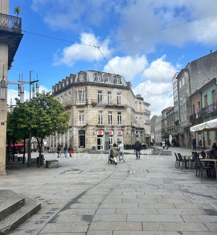 SE VENDE DUPLEX REFORMADO CON 4 HABITACIONES EN LA PLAZA DE LA HERRERIA EN PLENO CENTRO DE PONTEVEDRA.
