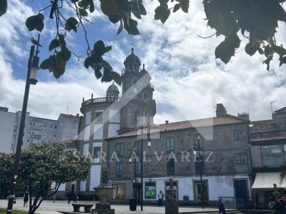 SE VENDE DUPLEX REFORMADO CON 4 HABITACIONES EN LA PLAZA DE LA HERRERIA EN PLENO CENTRO DE PONTEVEDRA.