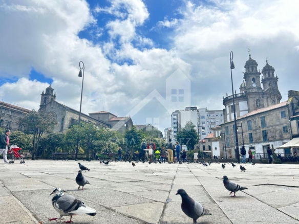 SE VENDE DUPLEX REFORMADO CON 4 HABITACIONES EN LA PLAZA DE LA HERRERIA EN PLENO CENTRO DE PONTEVEDRA.