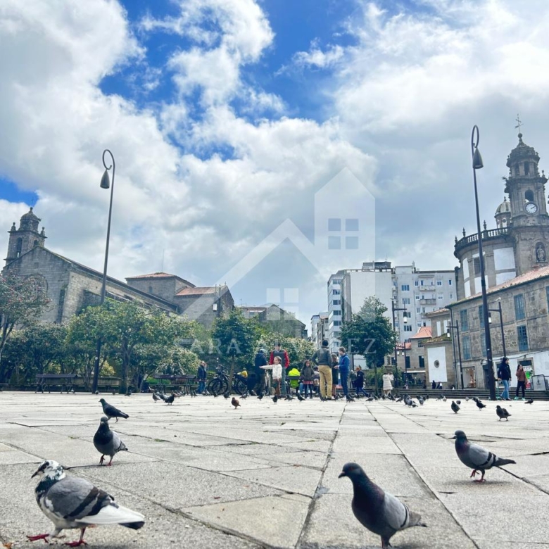 SE VENDE DUPLEX REFORMADO CON 4 HABITACIONES EN LA PLAZA DE LA HERRERIA EN PLENO CENTRO DE PONTEVEDRA.