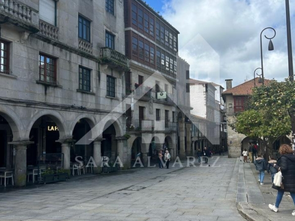 SE VENDE DUPLEX REFORMADO CON 4 HABITACIONES EN LA PLAZA DE LA HERRERIA EN PLENO CENTRO DE PONTEVEDRA.