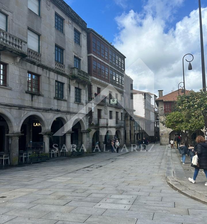 SE VENDE DUPLEX REFORMADO CON 4 HABITACIONES EN LA PLAZA DE LA HERRERIA EN PLENO CENTRO DE PONTEVEDRA.