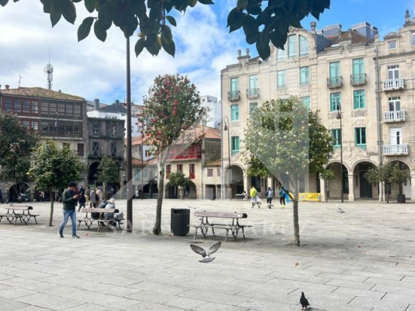 SE VENDE DUPLEX REFORMADO CON 4 HABITACIONES EN LA PLAZA DE LA HERRERIA EN PLENO CENTRO DE PONTEVEDRA.