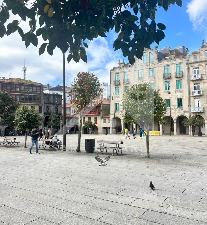 SE VENDE DUPLEX REFORMADO CON 4 HABITACIONES EN LA PLAZA DE LA HERRERIA EN PLENO CENTRO DE PONTEVEDRA.