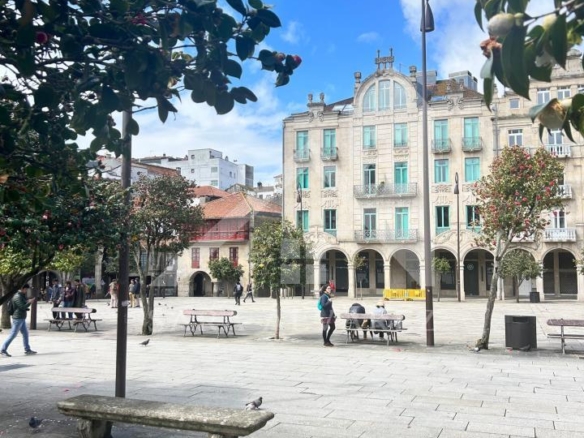 SE VENDE DUPLEX REFORMADO CON 4 HABITACIONES EN LA PLAZA DE LA HERRERIA EN PLENO CENTRO DE PONTEVEDRA.