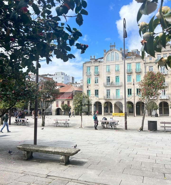 SE VENDE DUPLEX REFORMADO CON 4 HABITACIONES EN LA PLAZA DE LA HERRERIA EN PLENO CENTRO DE PONTEVEDRA.