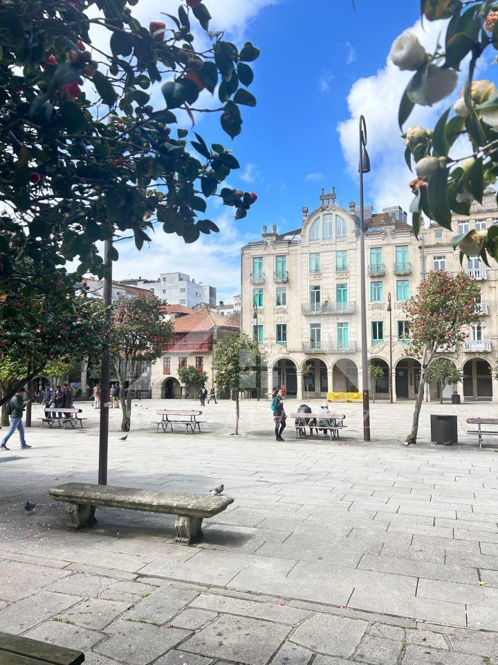 174505775249000162400_174505601424 SE VENDE DUPLEX REFORMADO CON 4 HABITACIONES EN LA PLAZA DE LA HERRERIA EN PLENO CENTRO DE PONTEVEDRA.