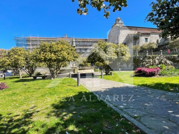 SE VENDE DUPLEX REFORMADO CON 4 HABITACIONES EN LA PLAZA DE LA HERRERIA EN PLENO CENTRO DE PONTEVEDRA.