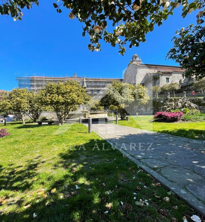 SE VENDE DUPLEX REFORMADO CON 4 HABITACIONES EN LA PLAZA DE LA HERRERIA EN PLENO CENTRO DE PONTEVEDRA.