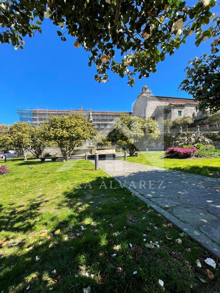 174505775349300162400_174501187122 SE VENDE DUPLEX REFORMADO CON 4 HABITACIONES EN LA PLAZA DE LA HERRERIA EN PLENO CENTRO DE PONTEVEDRA.