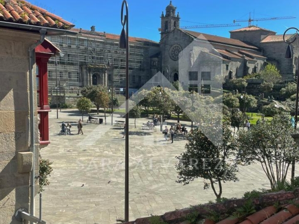 SE VENDE DUPLEX REFORMADO CON 4 HABITACIONES EN LA PLAZA DE LA HERRERIA EN PLENO CENTRO DE PONTEVEDRA.
