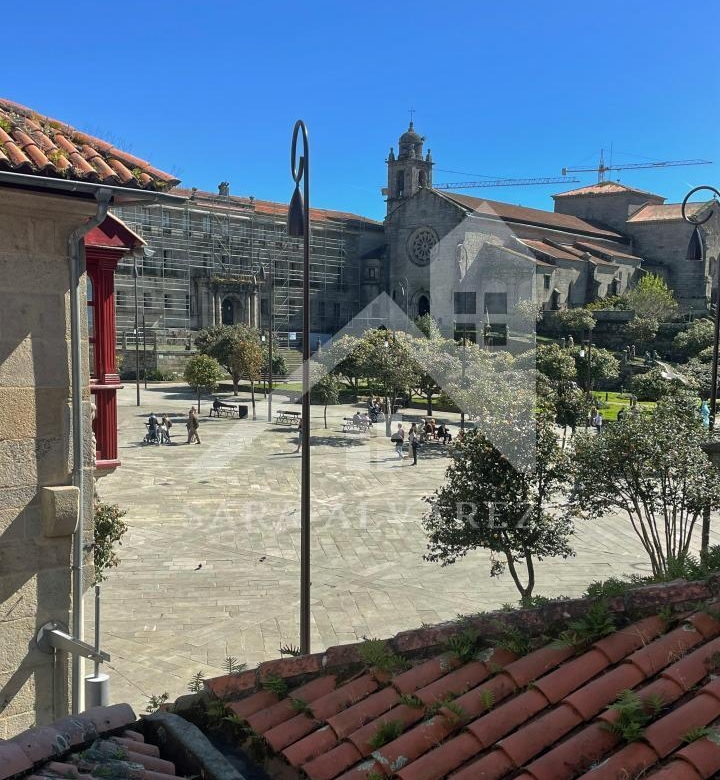 SE VENDE DUPLEX REFORMADO CON 4 HABITACIONES EN LA PLAZA DE LA HERRERIA EN PLENO CENTRO DE PONTEVEDRA.