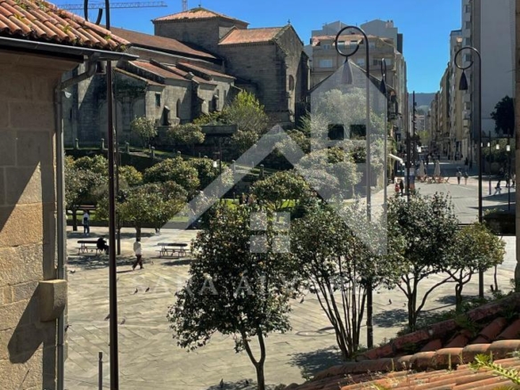 SE VENDE DUPLEX REFORMADO CON 4 HABITACIONES EN LA PLAZA DE LA HERRERIA EN PLENO CENTRO DE PONTEVEDRA.
