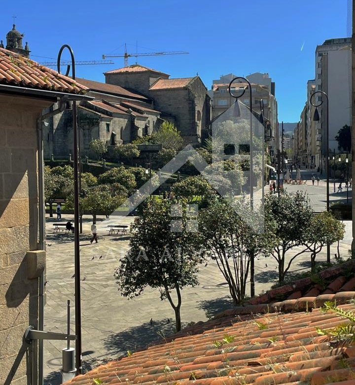 SE VENDE DUPLEX REFORMADO CON 4 HABITACIONES EN LA PLAZA DE LA HERRERIA EN PLENO CENTRO DE PONTEVEDRA.