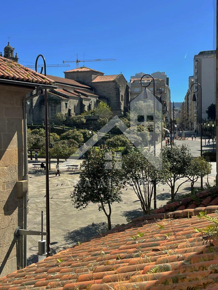 174505775406200162400_174501193282 SE VENDE DUPLEX REFORMADO CON 4 HABITACIONES EN LA PLAZA DE LA HERRERIA EN PLENO CENTRO DE PONTEVEDRA.