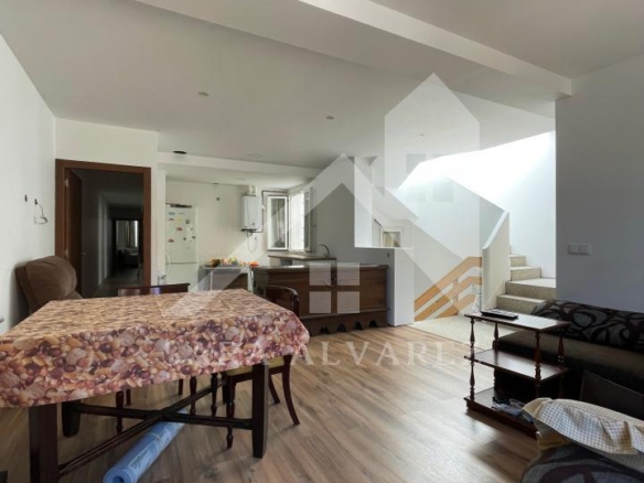 SE VENDE DUPLEX REFORMADO CON 4 HABITACIONES EN LA PLAZA DE LA HERRERIA EN PLENO CENTRO DE PONTEVEDRA.
