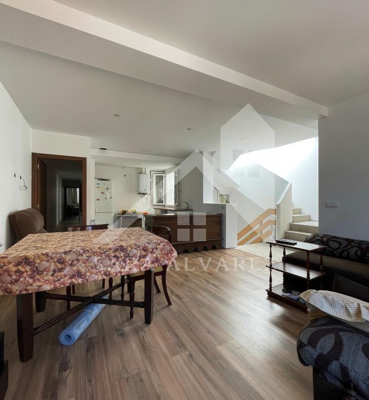 SE VENDE DUPLEX REFORMADO CON 4 HABITACIONES EN LA PLAZA DE LA HERRERIA EN PLENO CENTRO DE PONTEVEDRA.