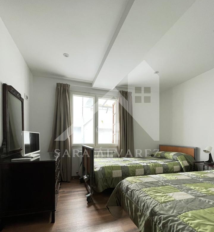 SE VENDE DUPLEX REFORMADO CON 4 HABITACIONES EN LA PLAZA DE LA HERRERIA EN PLENO CENTRO DE PONTEVEDRA.