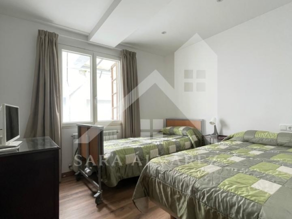 SE VENDE DUPLEX REFORMADO CON 4 HABITACIONES EN LA PLAZA DE LA HERRERIA EN PLENO CENTRO DE PONTEVEDRA.