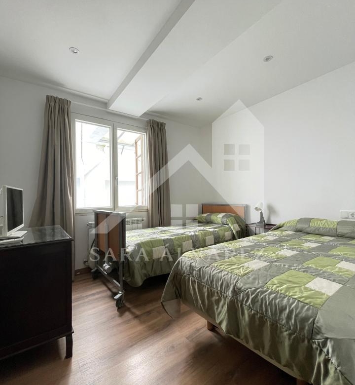 SE VENDE DUPLEX REFORMADO CON 4 HABITACIONES EN LA PLAZA DE LA HERRERIA EN PLENO CENTRO DE PONTEVEDRA.