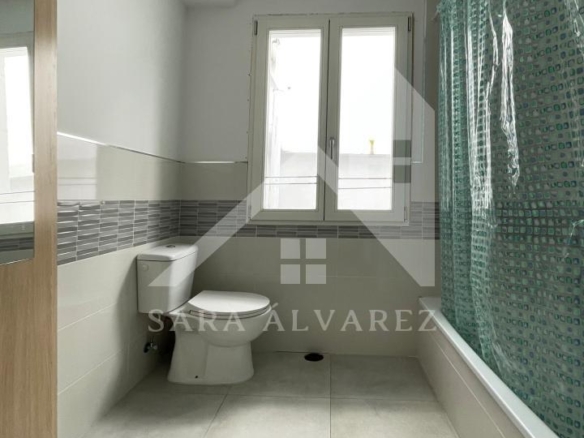 SE VENDE DUPLEX REFORMADO CON 4 HABITACIONES EN LA PLAZA DE LA HERRERIA EN PLENO CENTRO DE PONTEVEDRA.