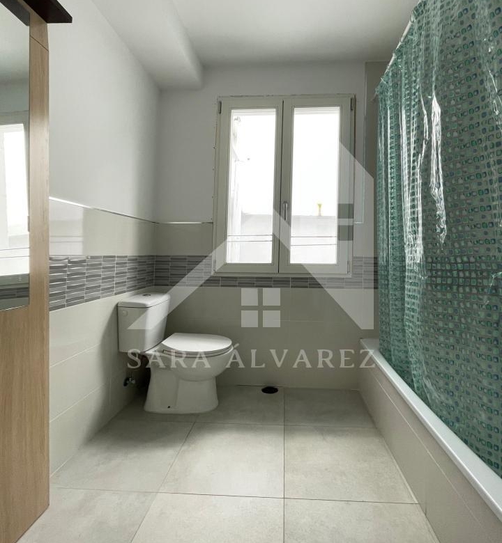 SE VENDE DUPLEX REFORMADO CON 4 HABITACIONES EN LA PLAZA DE LA HERRERIA EN PLENO CENTRO DE PONTEVEDRA.