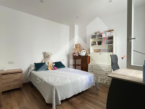 SE VENDE DUPLEX REFORMADO CON 4 HABITACIONES EN LA PLAZA DE LA HERRERIA EN PLENO CENTRO DE PONTEVEDRA.