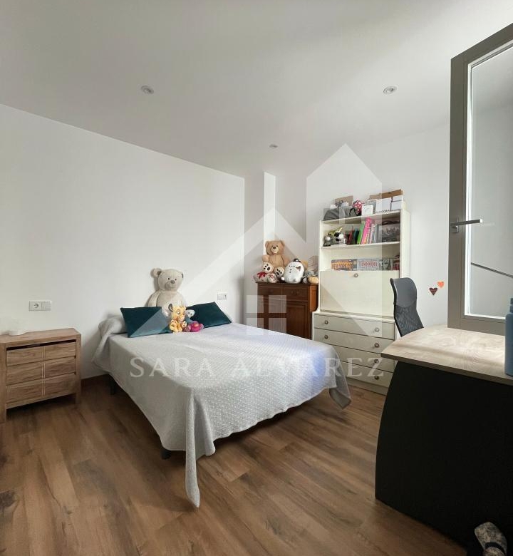 SE VENDE DUPLEX REFORMADO CON 4 HABITACIONES EN LA PLAZA DE LA HERRERIA EN PLENO CENTRO DE PONTEVEDRA.