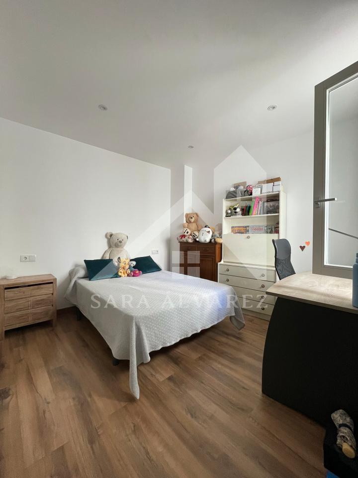 174505776229900162400_174501187879 SE VENDE DUPLEX REFORMADO CON 4 HABITACIONES EN LA PLAZA DE LA HERRERIA EN PLENO CENTRO DE PONTEVEDRA.