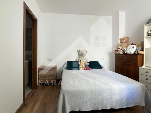 SE VENDE DUPLEX REFORMADO CON 4 HABITACIONES EN LA PLAZA DE LA HERRERIA EN PLENO CENTRO DE PONTEVEDRA.