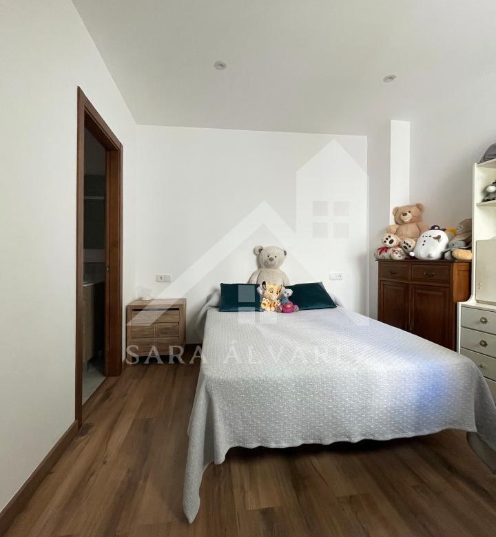 SE VENDE DUPLEX REFORMADO CON 4 HABITACIONES EN LA PLAZA DE LA HERRERIA EN PLENO CENTRO DE PONTEVEDRA.