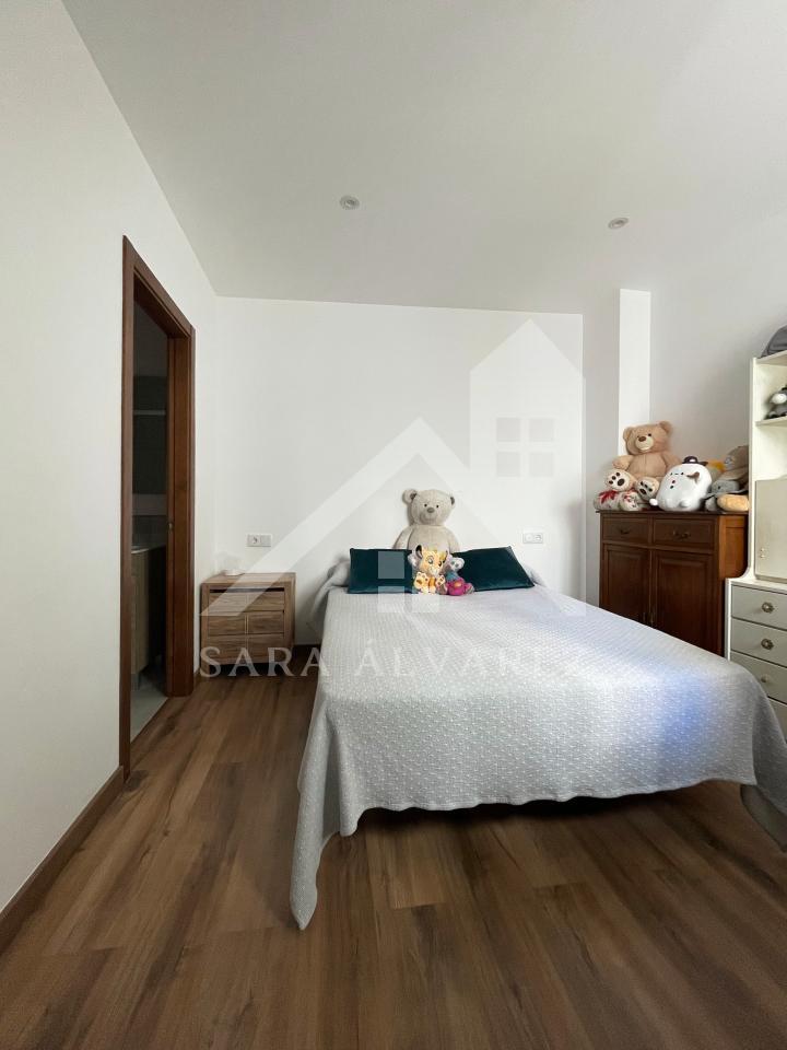 174505776340200162400_174501183072 SE VENDE DUPLEX REFORMADO CON 4 HABITACIONES EN LA PLAZA DE LA HERRERIA EN PLENO CENTRO DE PONTEVEDRA.