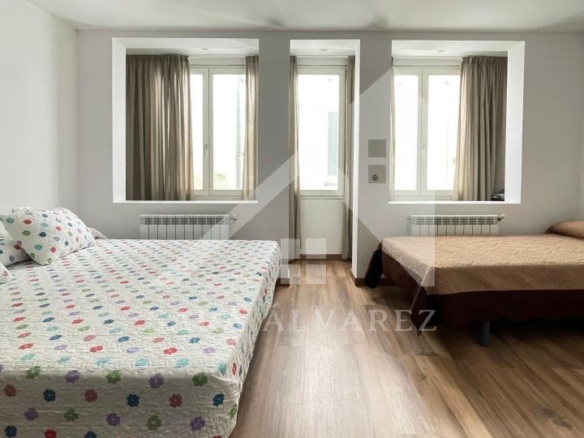 SE VENDE DUPLEX REFORMADO CON 4 HABITACIONES EN LA PLAZA DE LA HERRERIA EN PLENO CENTRO DE PONTEVEDRA.