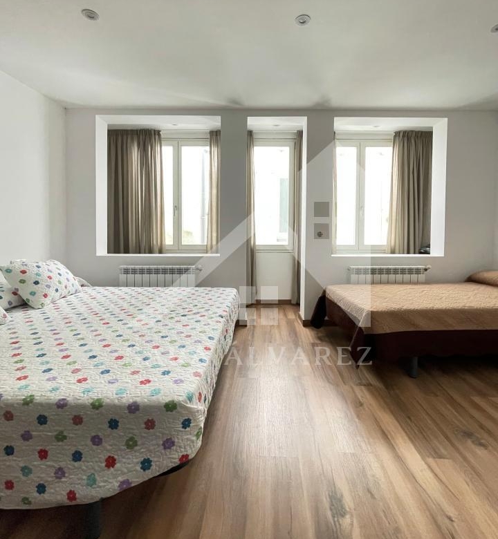 SE VENDE DUPLEX REFORMADO CON 4 HABITACIONES EN LA PLAZA DE LA HERRERIA EN PLENO CENTRO DE PONTEVEDRA.