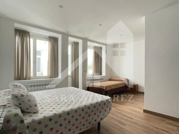 SE VENDE DUPLEX REFORMADO CON 4 HABITACIONES EN LA PLAZA DE LA HERRERIA EN PLENO CENTRO DE PONTEVEDRA.