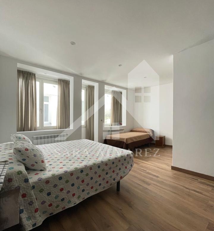 SE VENDE DUPLEX REFORMADO CON 4 HABITACIONES EN LA PLAZA DE LA HERRERIA EN PLENO CENTRO DE PONTEVEDRA.