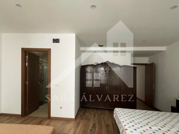 SE VENDE DUPLEX REFORMADO CON 4 HABITACIONES EN LA PLAZA DE LA HERRERIA EN PLENO CENTRO DE PONTEVEDRA.